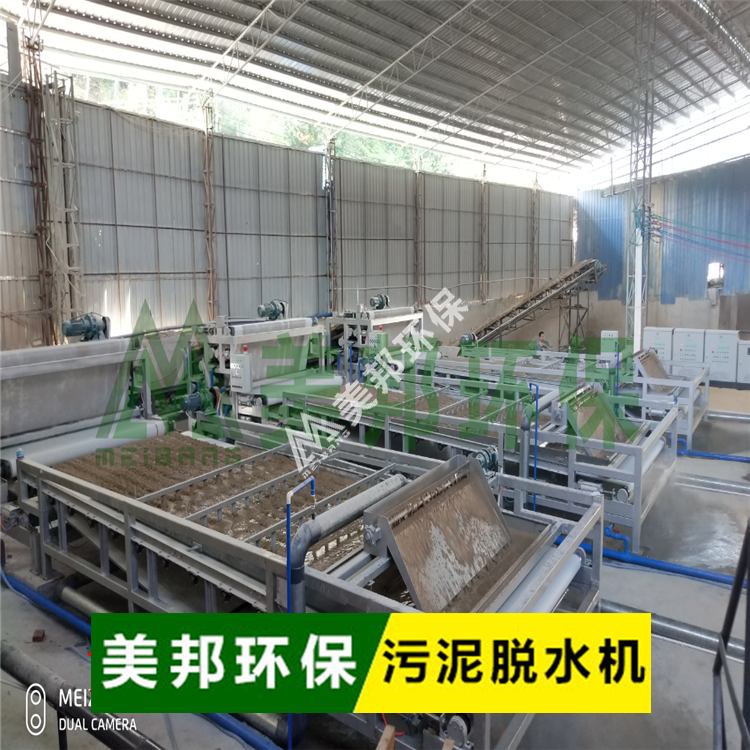洗沙泥漿脫水，清水循環(huán)使用，泥餅手抓不出水